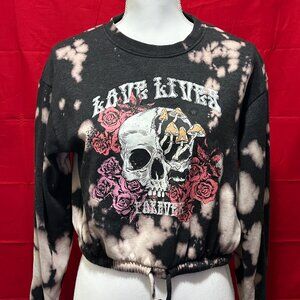No Boundaries cropped sweatshirt "love lives forever" skull and roses print